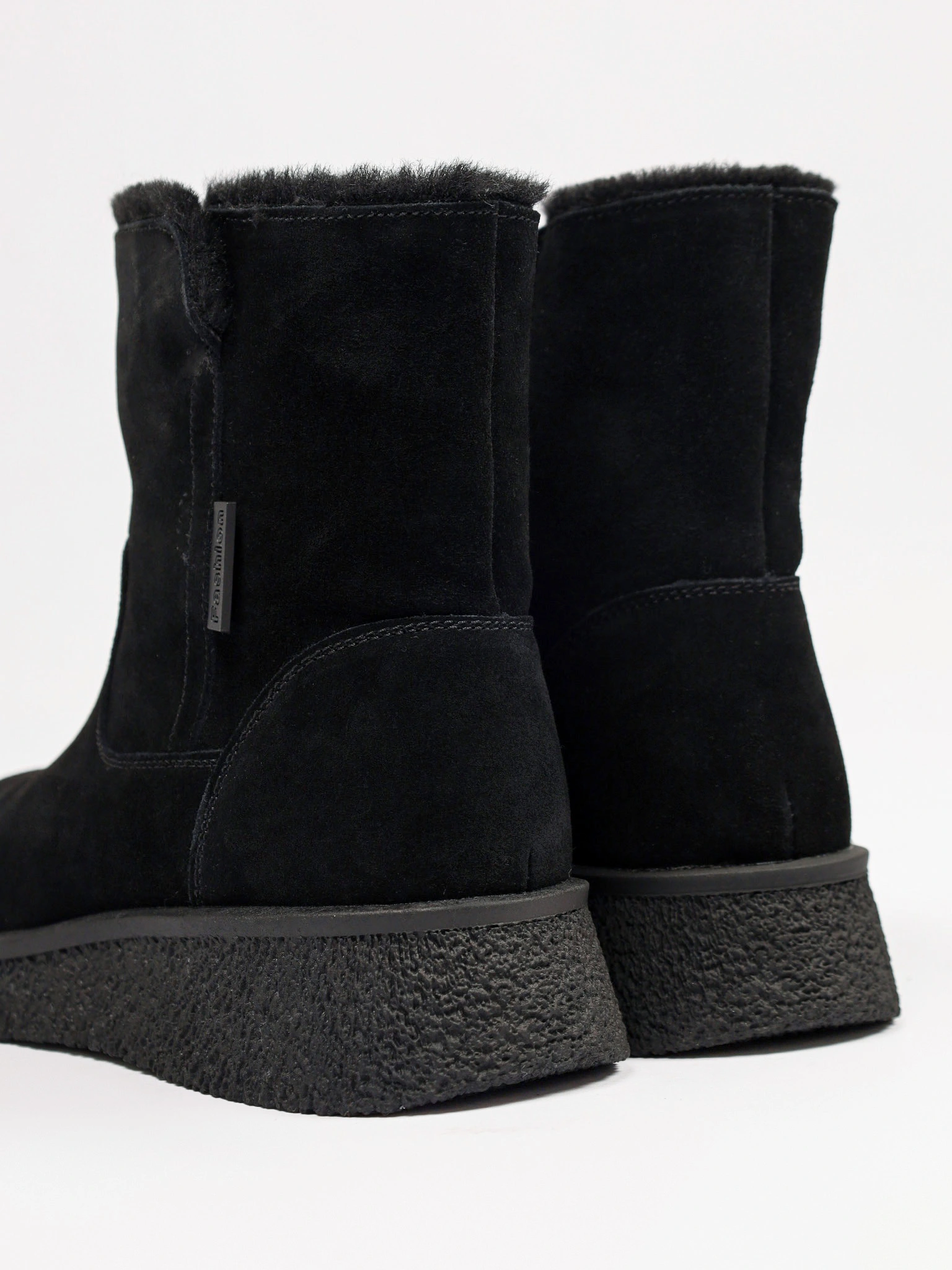 Ботинки черного цвета из натуральной замши на средней танкетке